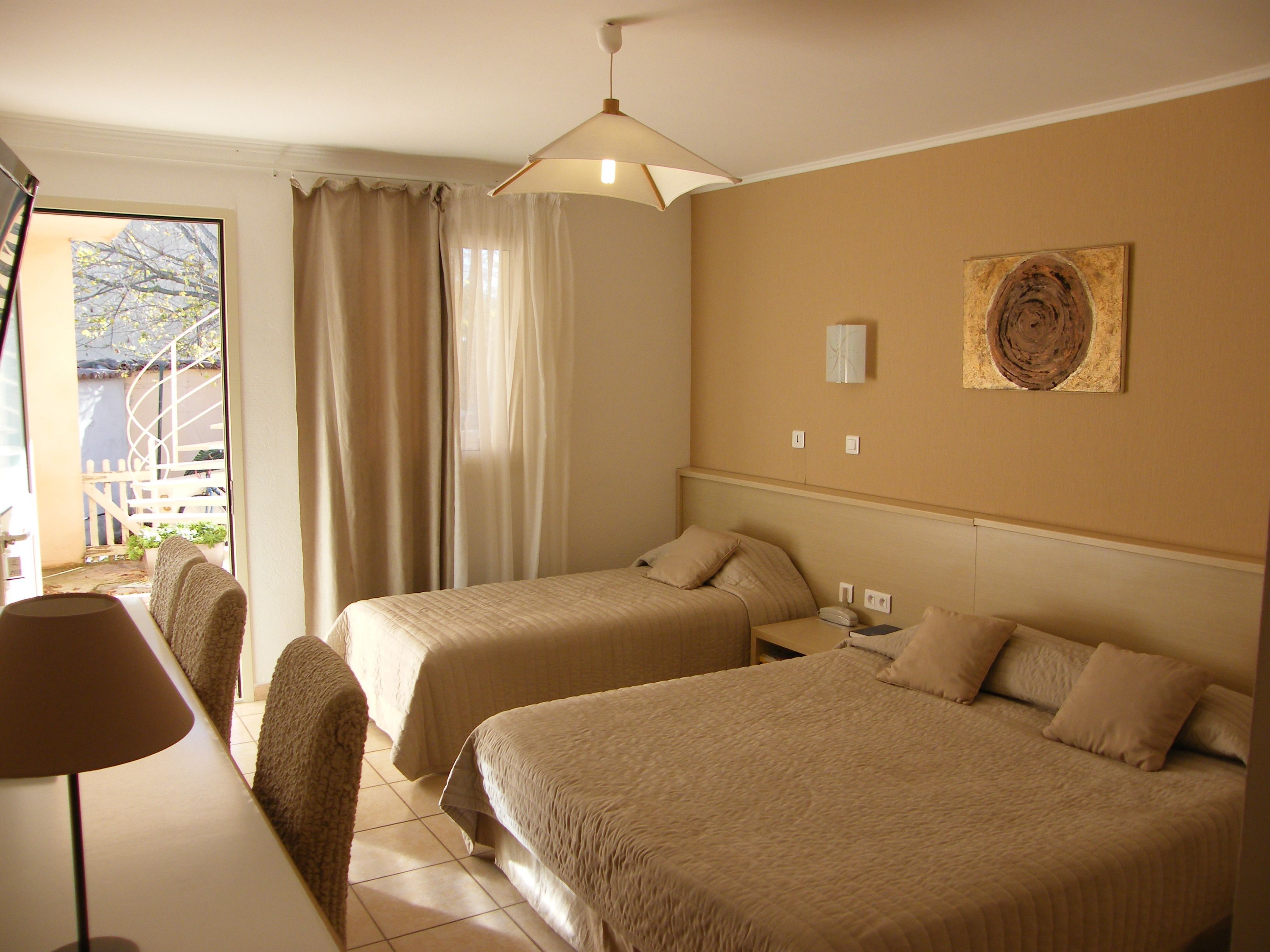 superior triple room, terrace, ground floor | premium bedding, individually decorated, individually furnished, desk