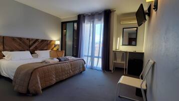 Luxe beddengoed, een kluis op de kamer, een bureau, een laptopwerkplek