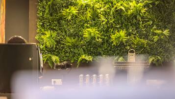 Petit déjeuner complet (14 EUR par personne)