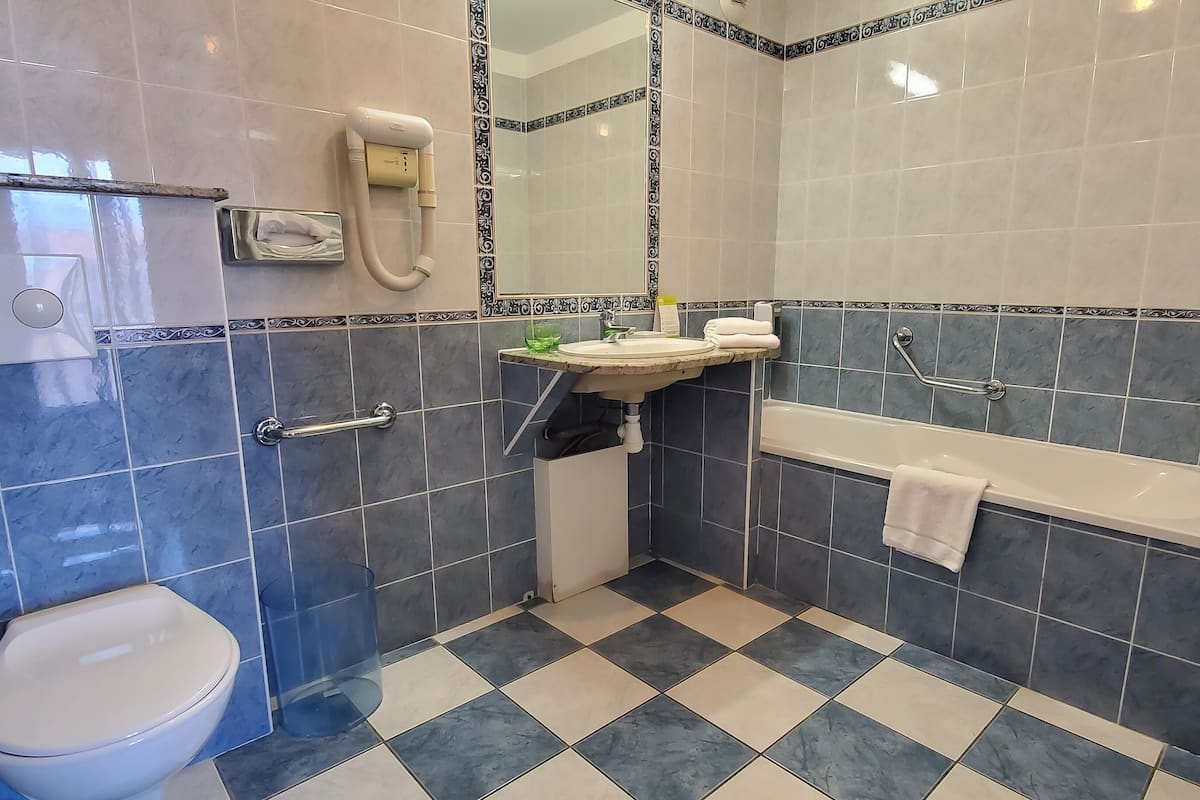 luxury double room | bathroom | free toiletries, hair dryer, towels