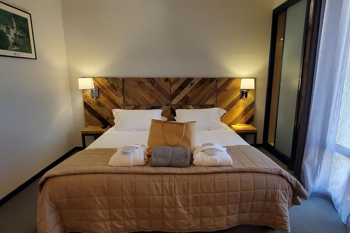 luxury double room | 1 bedroom, premium bedding, in-room safe, desk