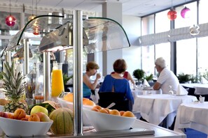 Petit déjeuner buffet (18 EUR par personne)