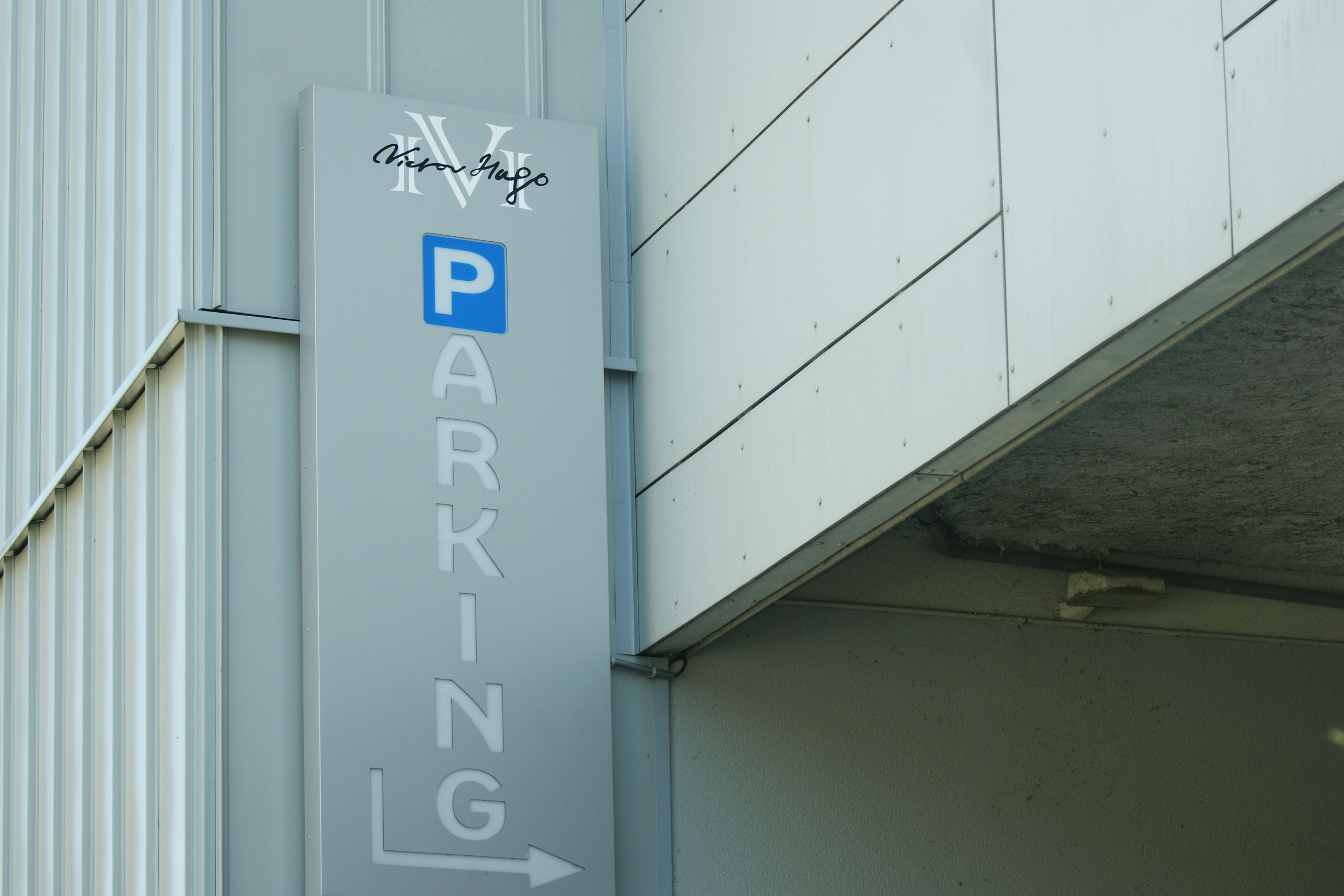 A directional sign for parking, pointing to the right.