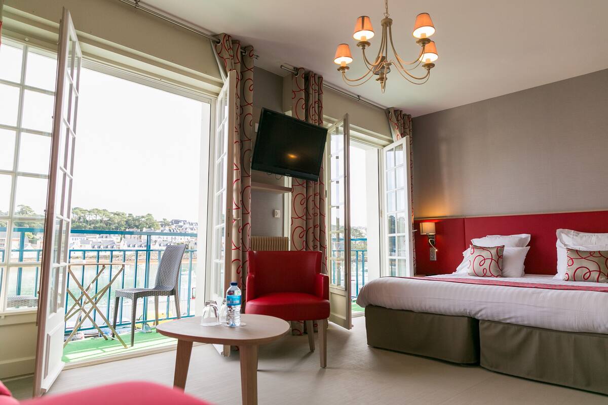 superior double room | in-room safe, individually decorated, individually furnished, desk