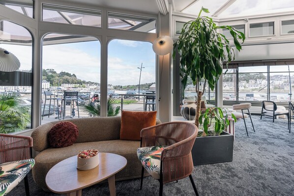 1-Zoll-Flachbildfernseher mit Satellitenempfang, Fernseher, Bücher