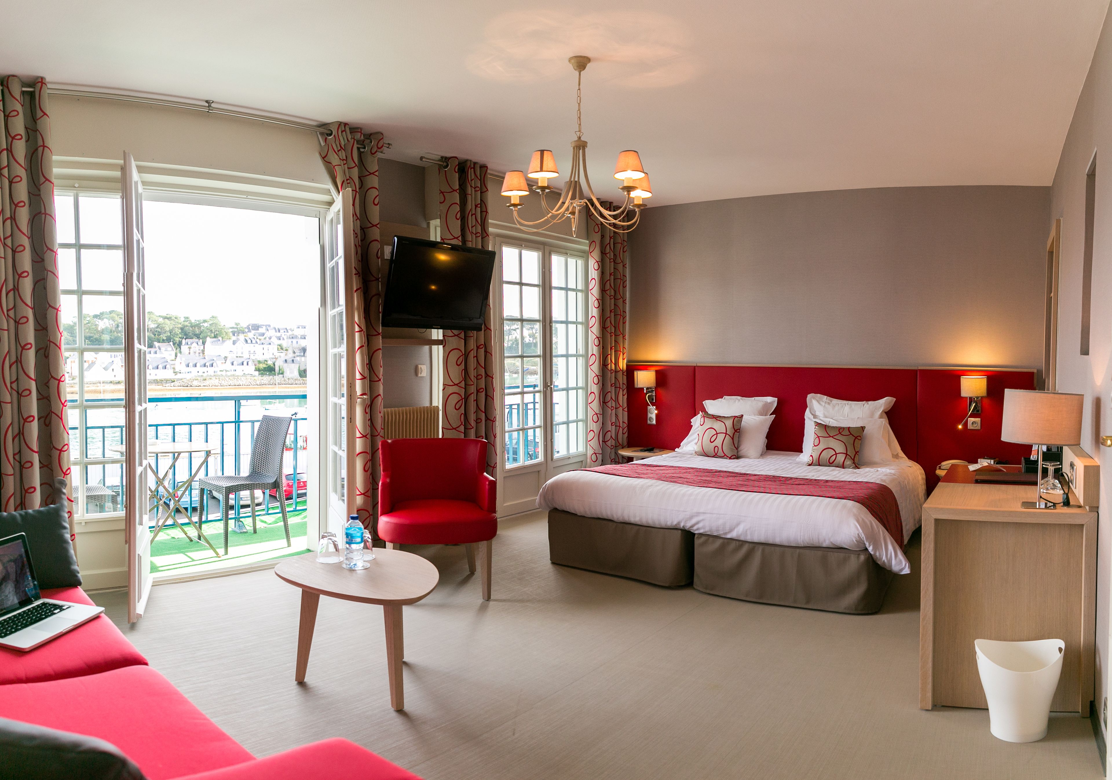 in-room safe, individually decorated, individually furnished, desk