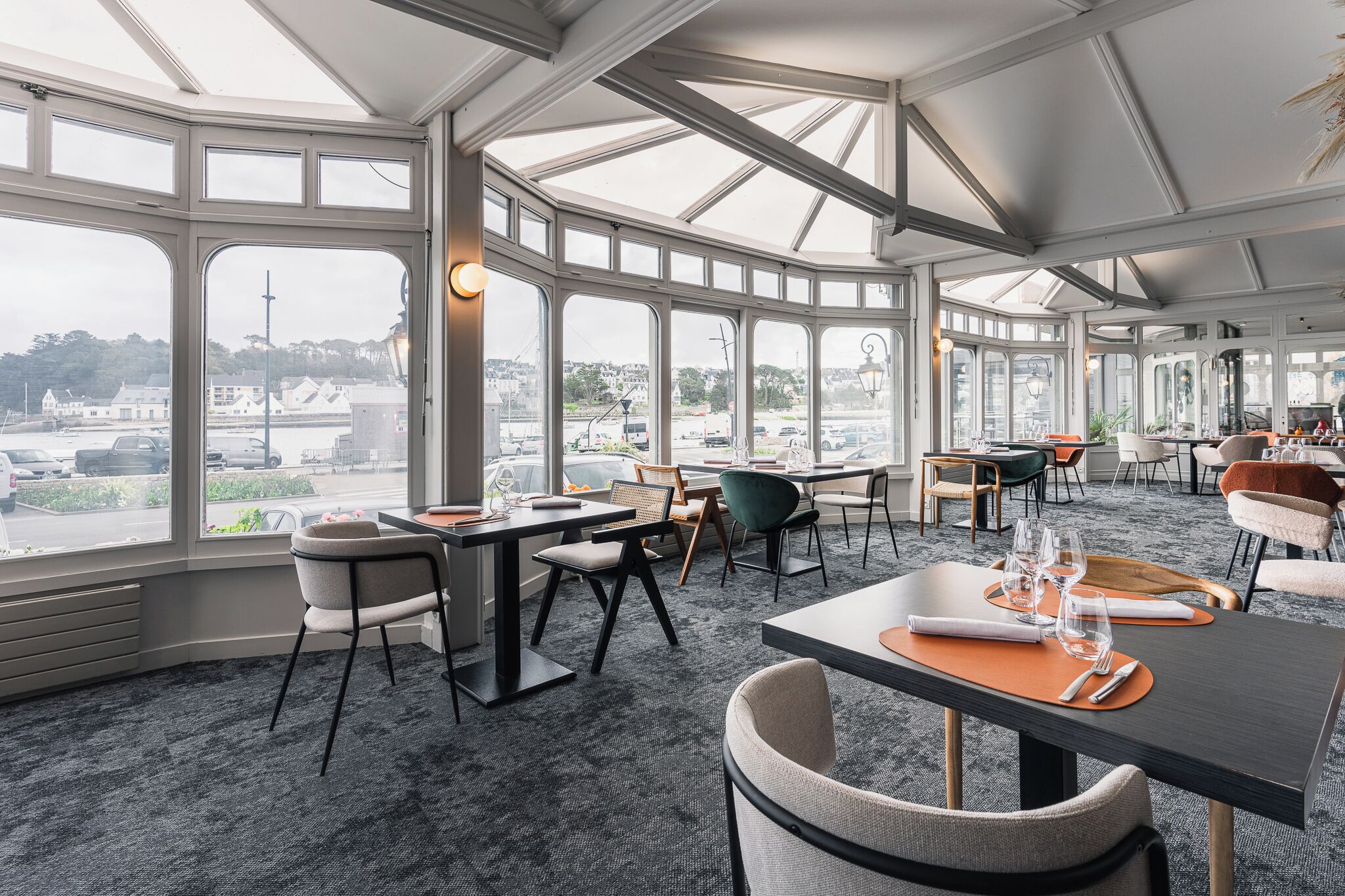 lunch and dinner served, seafood