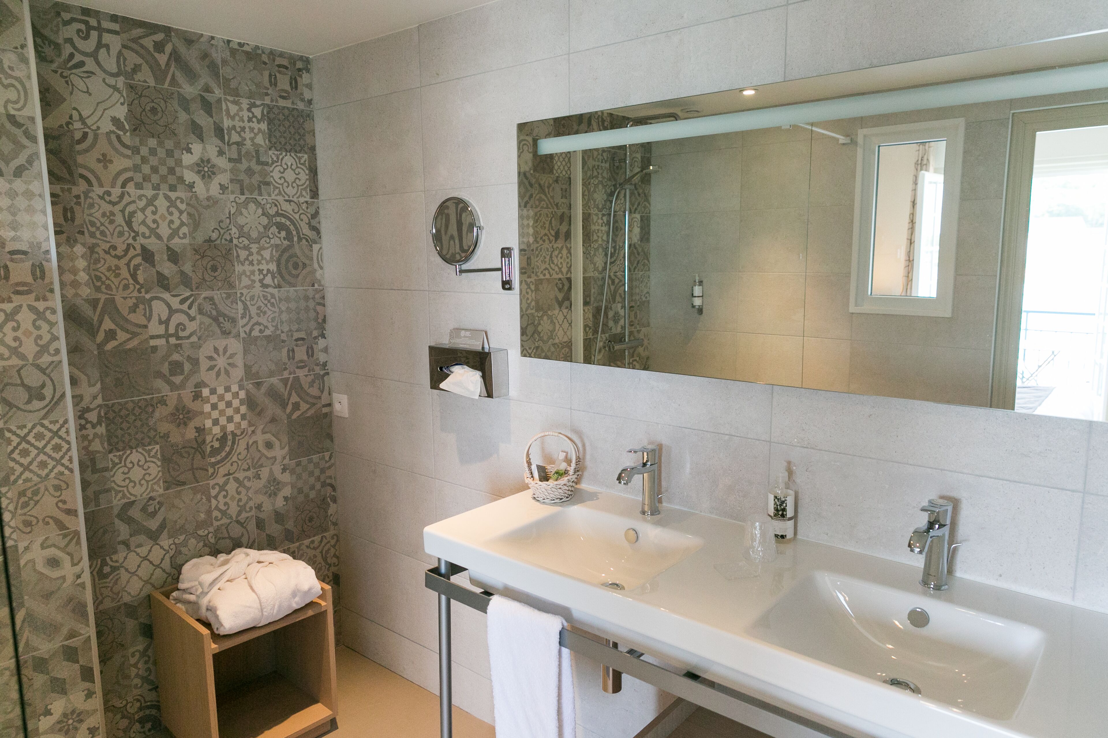 shower, rainfall showerhead, free toiletries, hair dryer