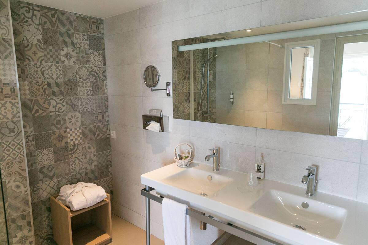 shower, rainfall showerhead, free toiletries, hair dryer