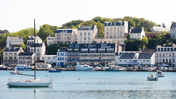 A waterfront hotel with multiple balconies and a sign for 'le Goyen HOTEL RESTAURANT'. - Le Goyen (Audierne)