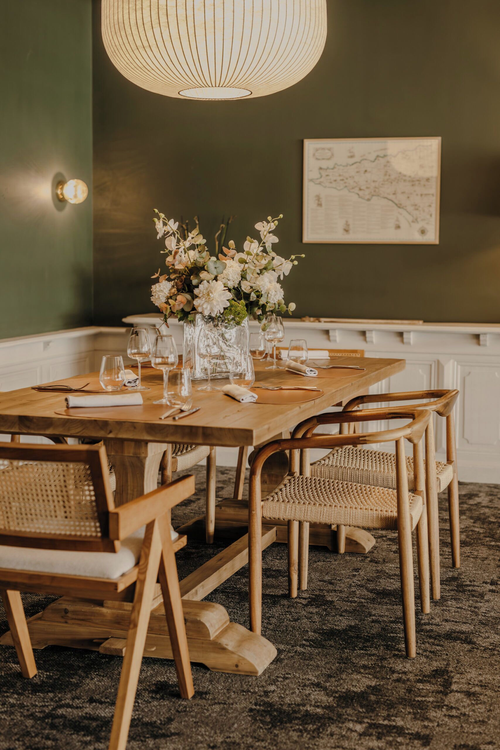 Lunch and dinner served, seafood