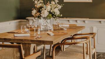 Lunch and dinner served, seafood