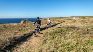 Two cyclists on a dirt path with a coastal view. - Le Goyen (Audierne)