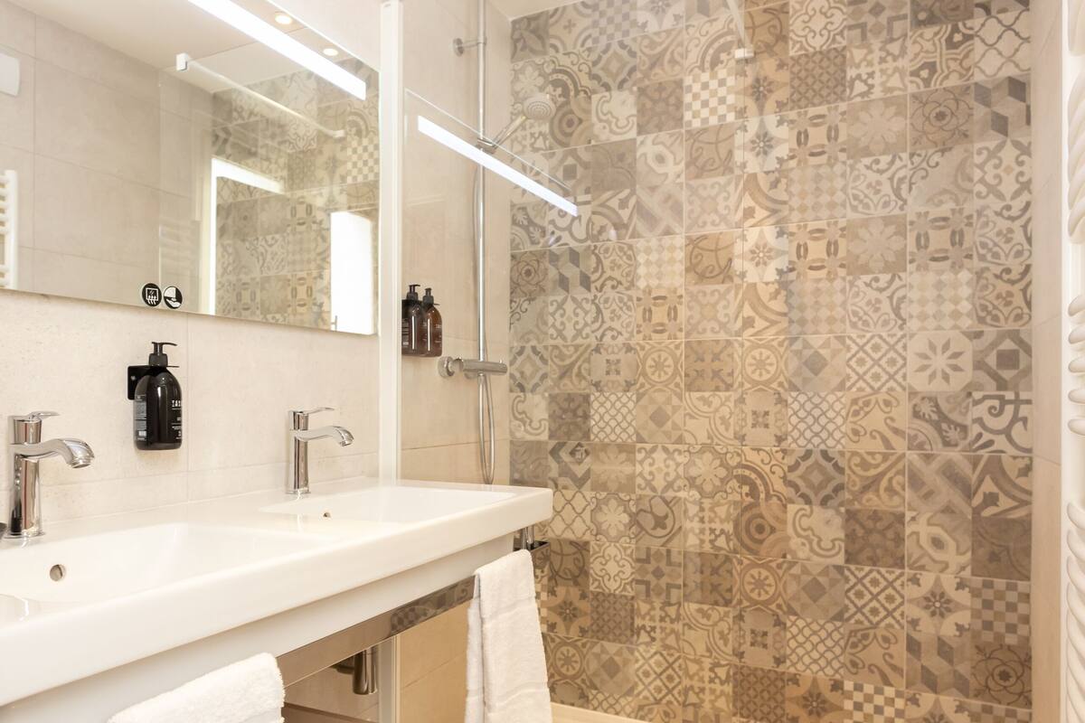 panoramic double room | bathroom | shower, rainfall showerhead, free toiletries, hair dryer