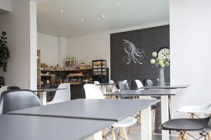 Petit déjeuner buffet servi tous les jours en supplément
