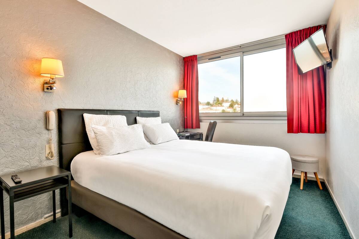 Minibar, safe på rommet, skrivebord og lydisolert