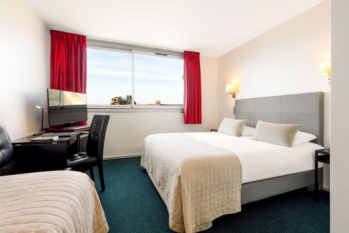 Triple Room | Minibar, in-room safe, desk, soundproofing