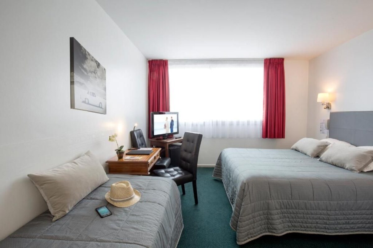 Triple Room | Minibar, in-room safe, desk, blackout curtains