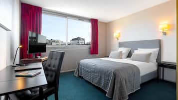 Minibar, coffres-forts dans les chambres, bureau, rideaux occultants