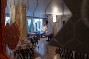 Sarapan prasmanan setiap hari (EUR 13.00 per orang)