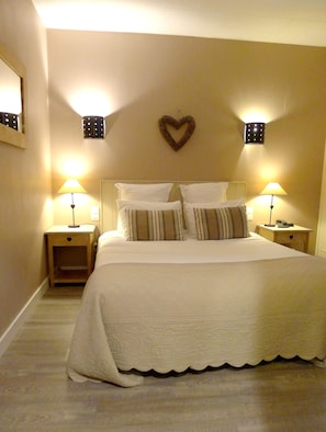 Design Double Room | Minibar, desk, soundproofing, free WiFi - Citotel des Messageries (Saintes)