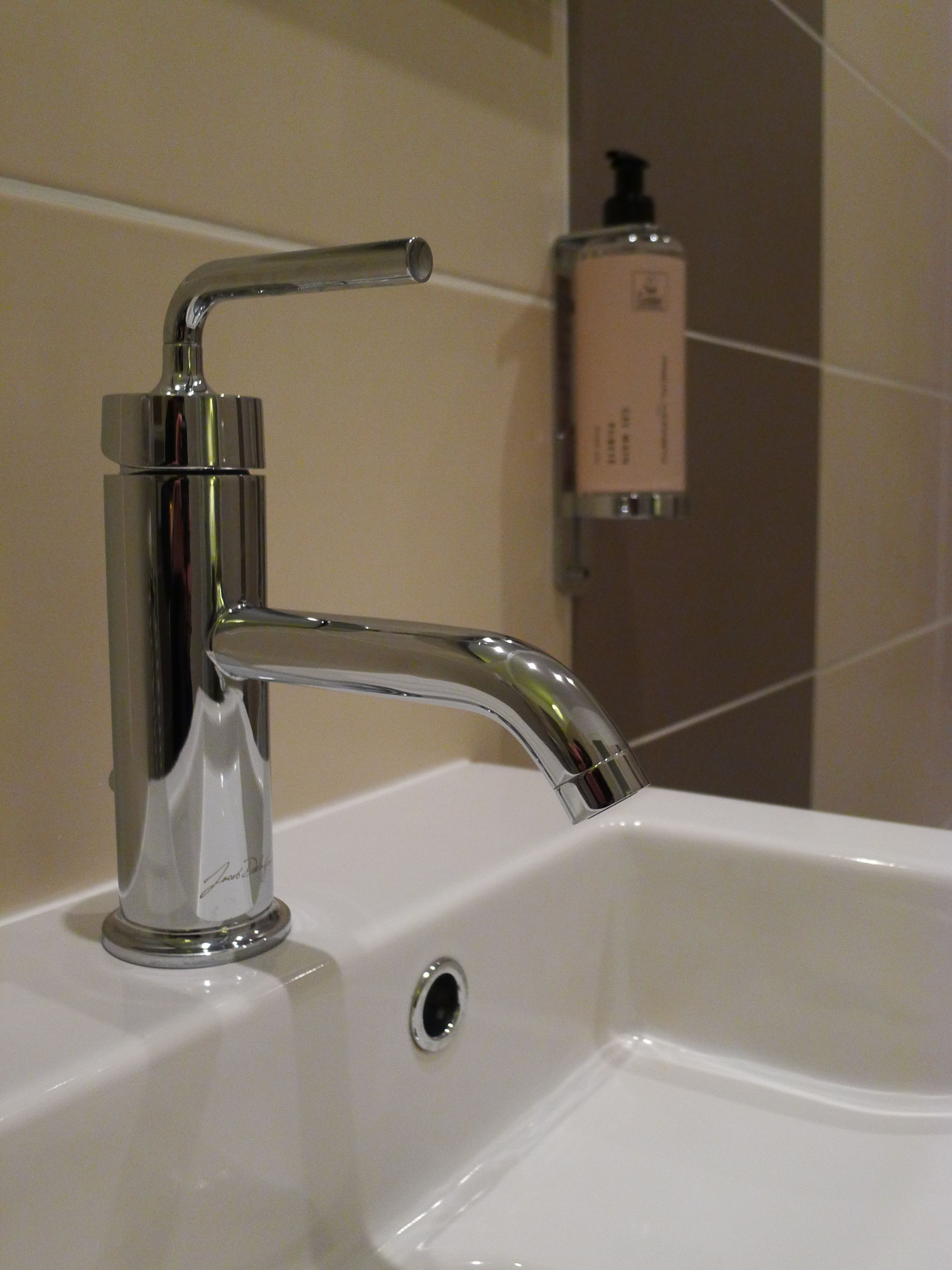 minibar, desk, soundproofing, free wifi