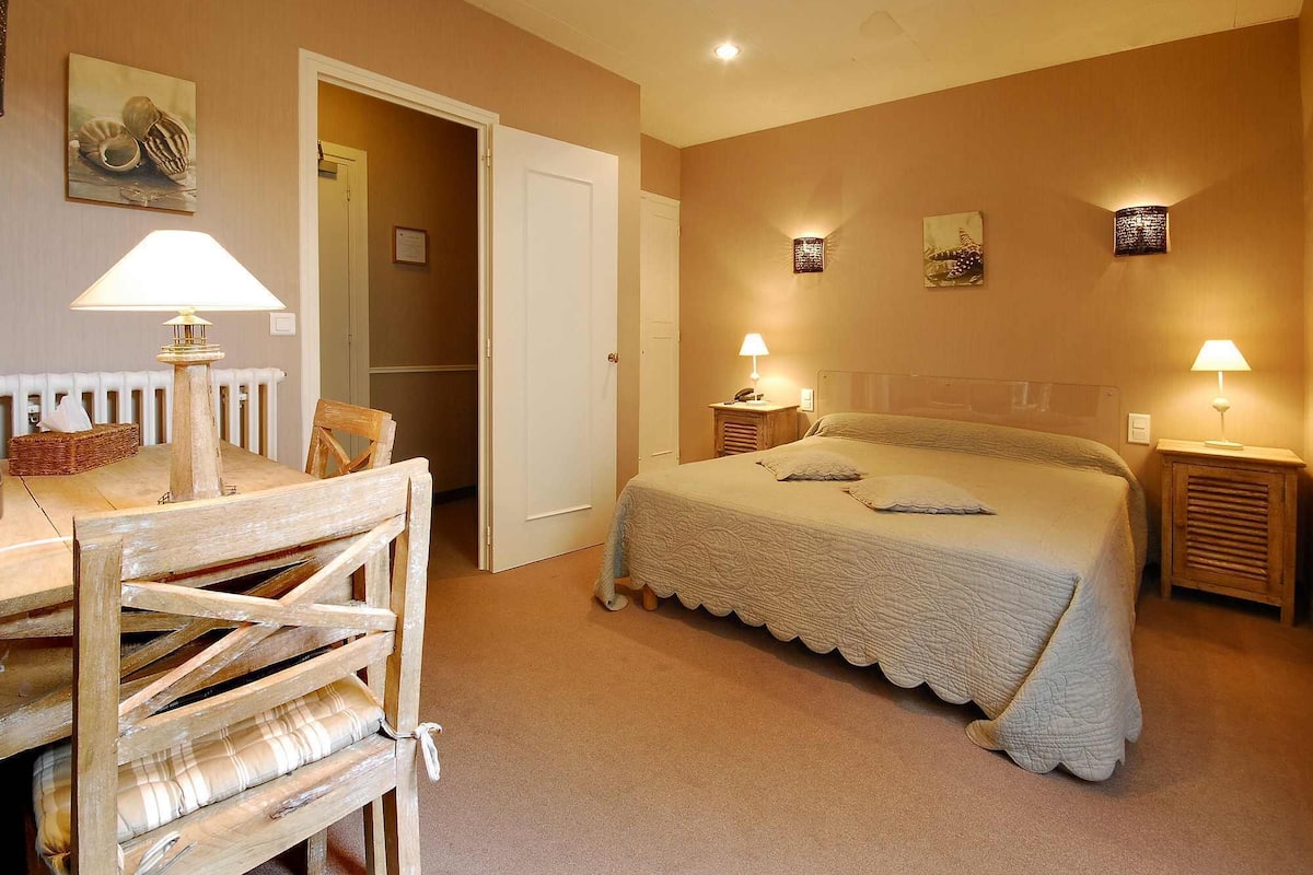 Minibar, desk, soundproofing, WiFi (free)