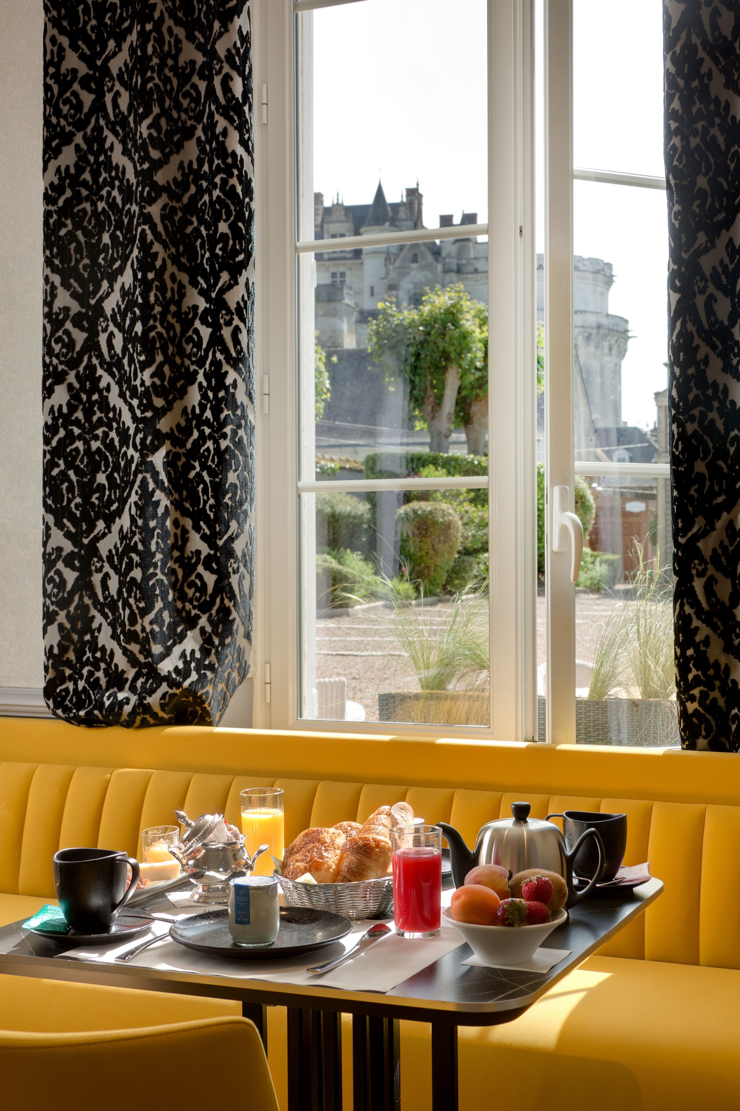 Daily continental breakfast (EUR 19.00 per person)