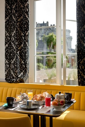 Dagelijks continentaal ontbijt (EUR 19.00 per persoon)