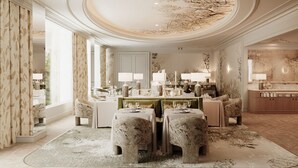 Een luxe eetzaal met een marmeren vloer, elegant meubilair en een kroonluchter.