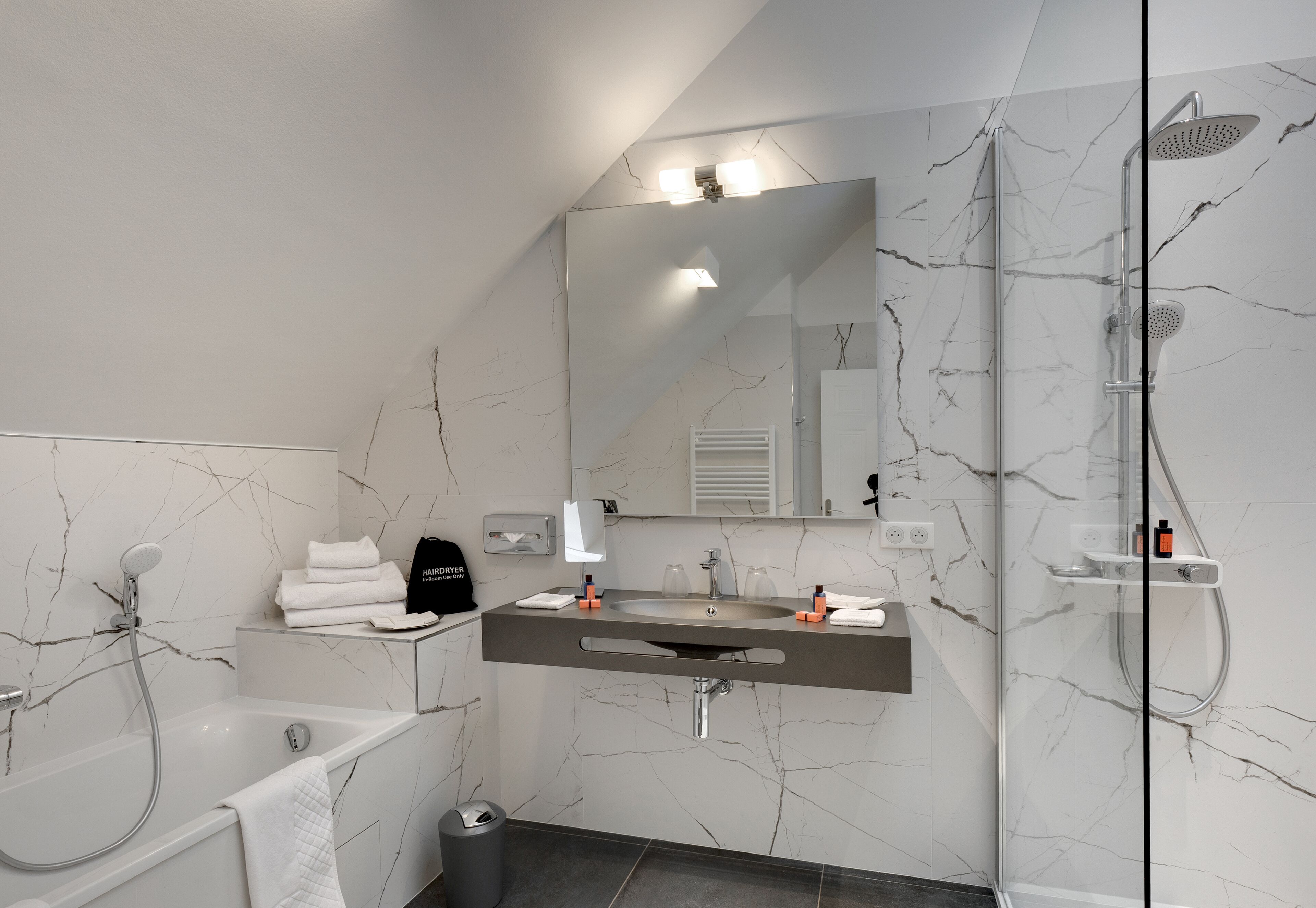 suite exécutive (manoir 1st french floor) | bathroom | free toiletries, hair dryer, bathrobes, slippers
