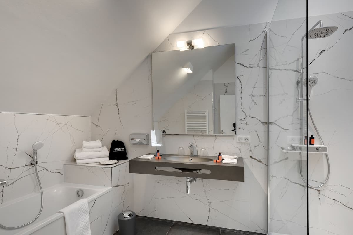 suite exécutive (manoir 1st french floor) | bathroom | free toiletries, hair dryer, bathrobes, slippers