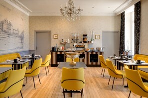 Daily continental breakfast (EUR 19.00 per person) - Le Manoir les Minimes (Amboise)