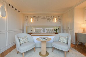 Elite Suite | Peralatan tempat tidur premium, bar mini, peti besi dalam bilik, meja 