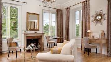 Executive suite, 1 queensize bed, niet-roken (Manoir 1st Floor) | Woonruimte | Flatscreentelevisie
