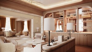 Een luxe hotel lobby met een centraal zitgedeelte, een bar en een vitrine met sieraden.