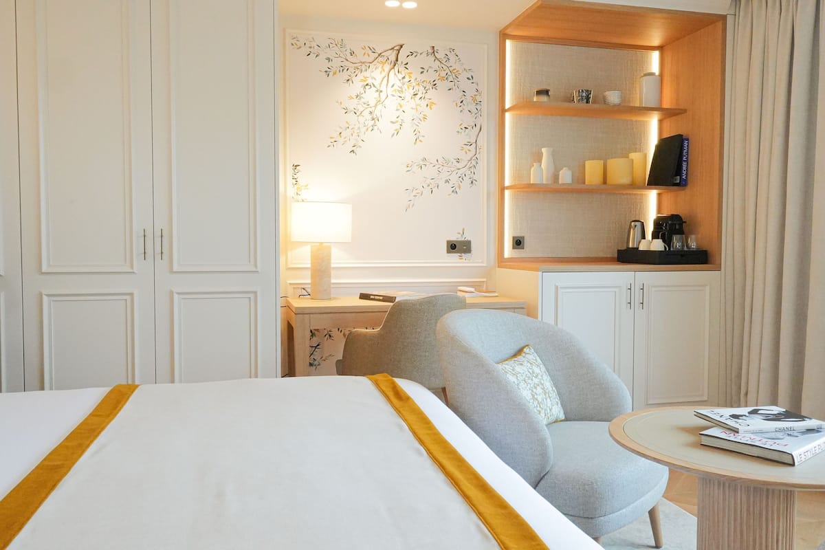 Rom – superior | Sengetøy av topp kvalitet, minibar, safe på rommet og skrivebord