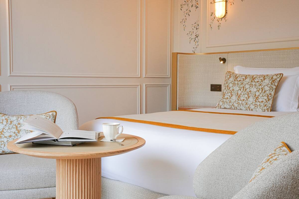 Rom – deluxe | Sengetøy av topp kvalitet, minibar, safe på rommet og skrivebord
