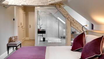 Phòng Deluxe, 1 giường cỡ queen, quang cảnh sông (Manoir 2nd Floor) | Bộ trải giường bằng vải cotton Ai Cập, bộ đồ giường cao cấp, minibar