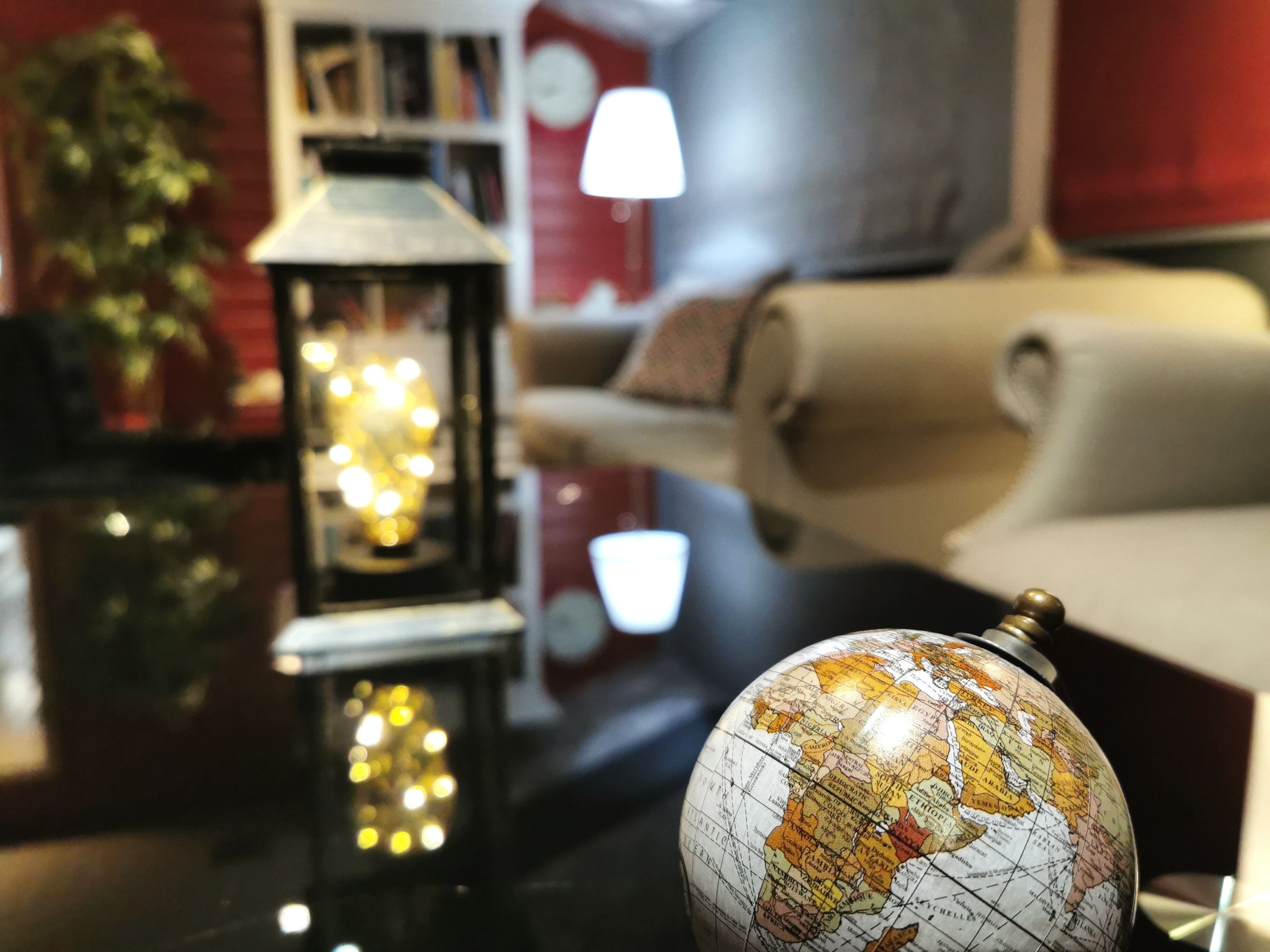 Un globo su un tavolo, una lampada e un divano in una stanza.