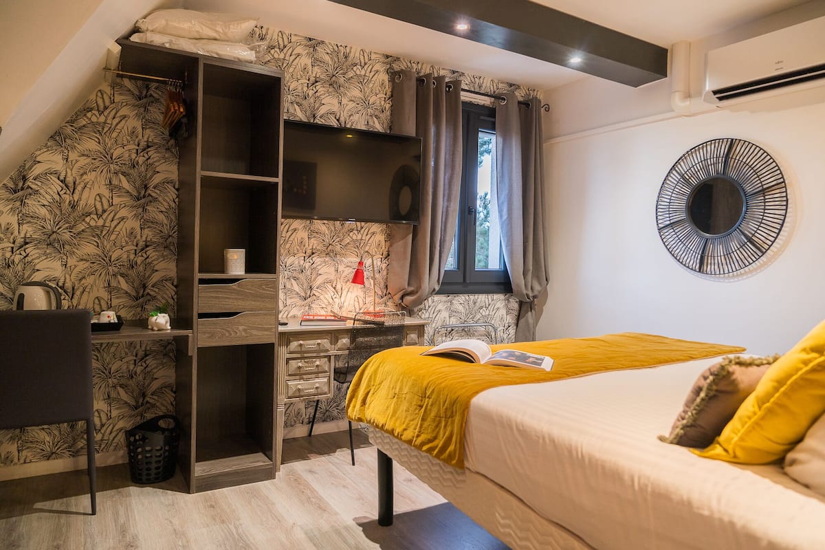 standard double room | blackout curtains, free wifi, bed sheets