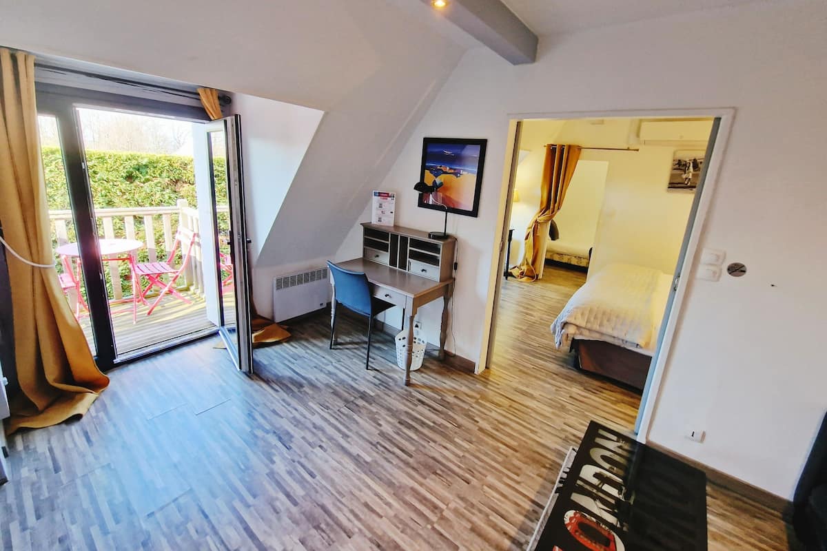 Triple Room | Living area | 53-inch flat-screen TV with cable channels, TV