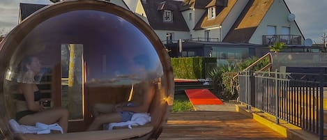 Couples treatment room(s), sauna, hot tub, steam room, massages