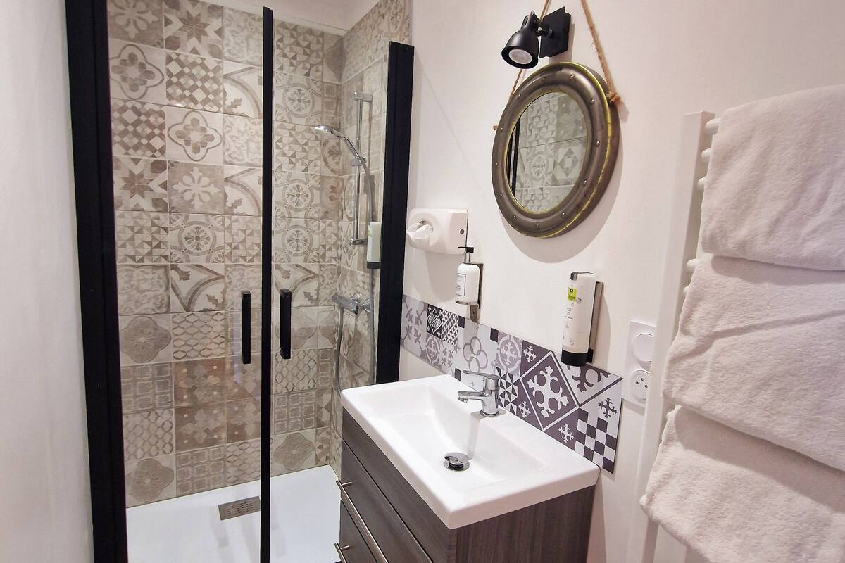 studio (appartement annexe) | bathroom | shower, hair dryer, towels