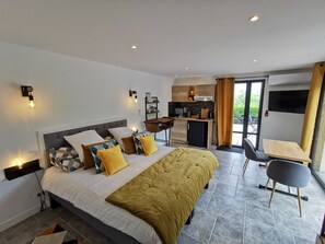 Deluxe Studio (Appartement Annexe) | Blackout drapes, free WiFi, bed sheets