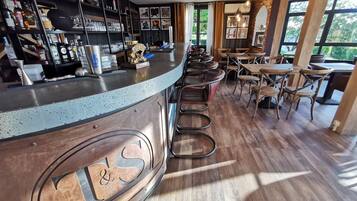 Bar (trong khuôn viên)