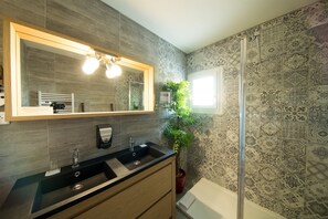 Suite (air conditioning) | Bathroom