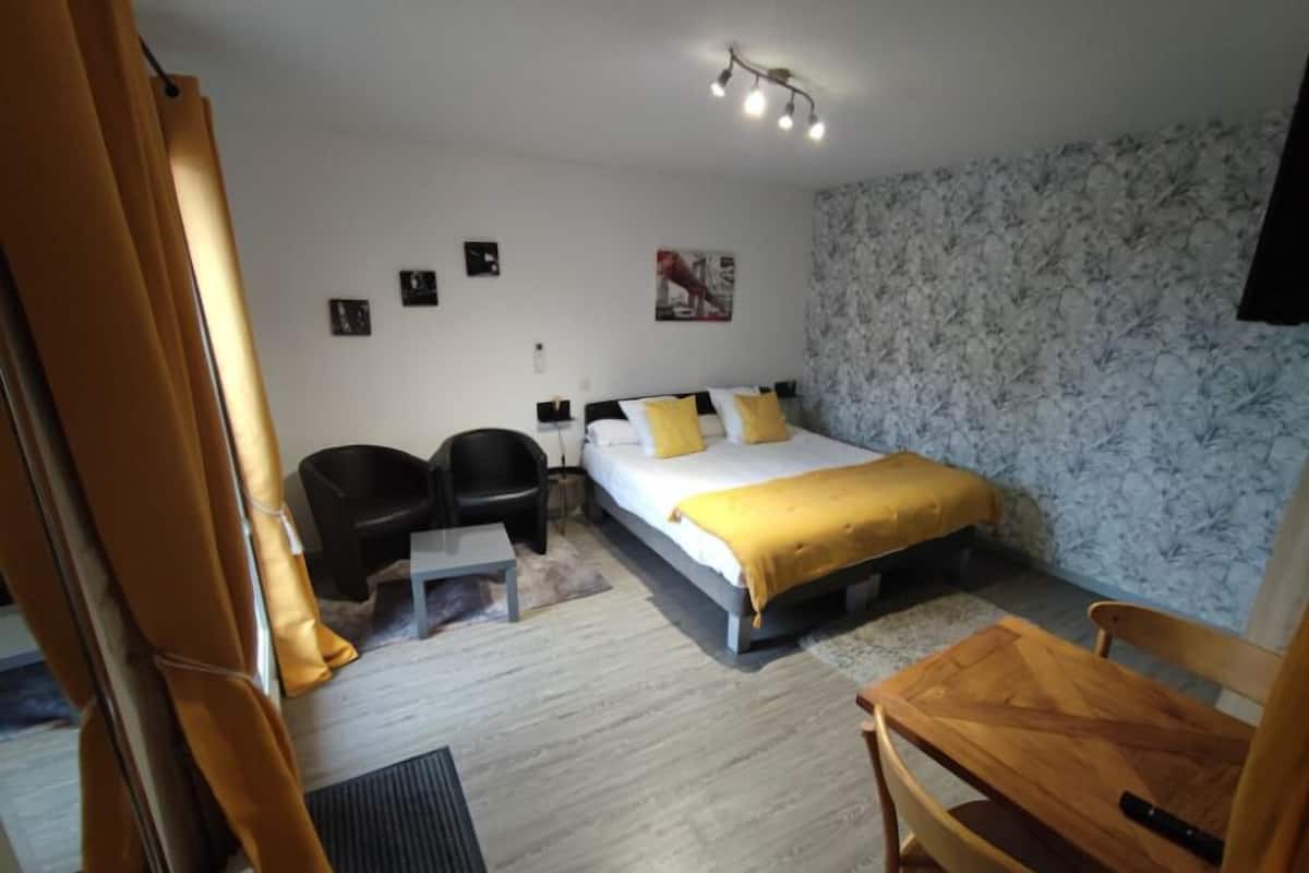 Studio (Appartement Annexe) | Blackout curtains, free WiFi, bed sheets