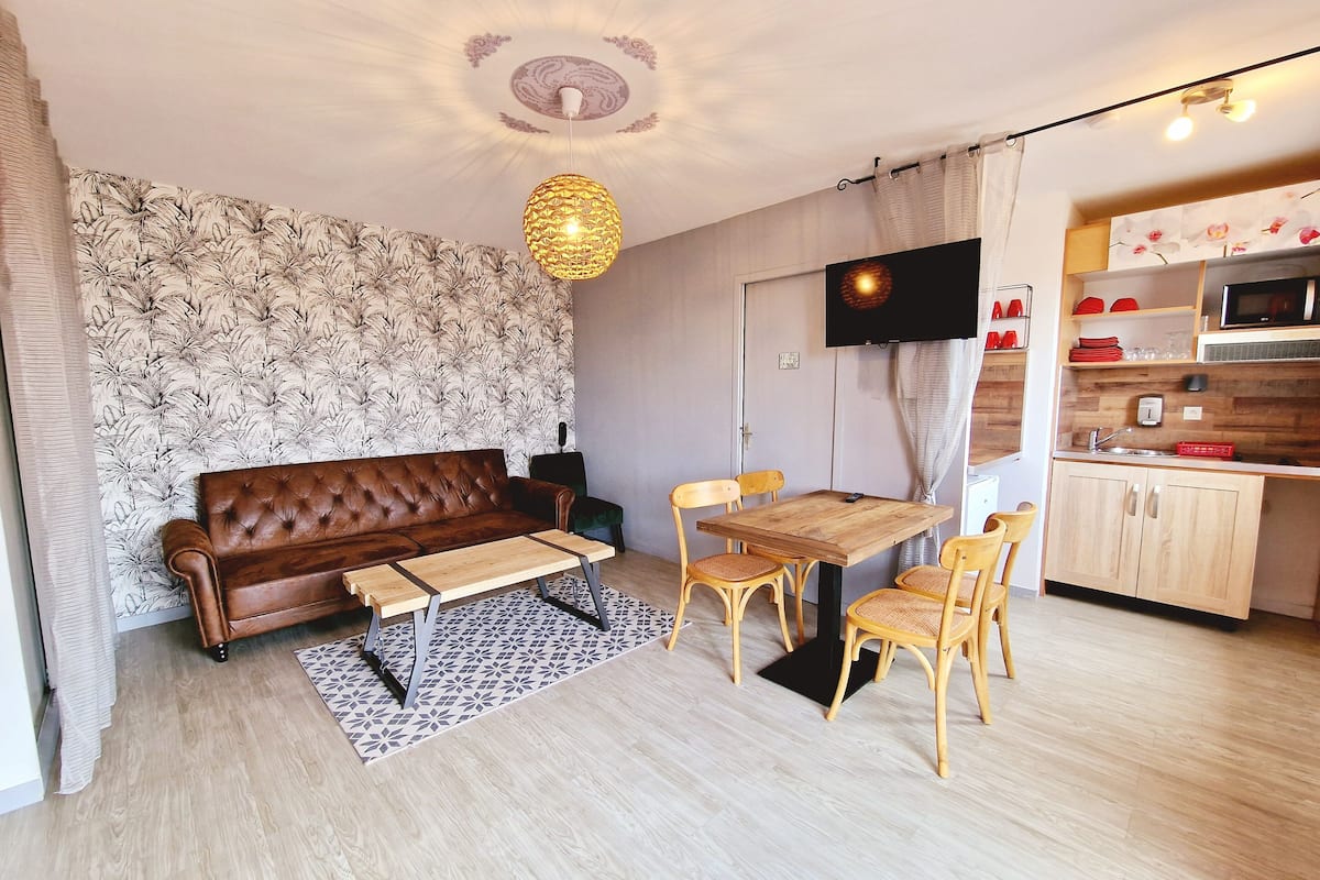 ดูเพล็กซ์ (Appartement Annexe) | บริเวณนั่งเล่น | ทีวีจอแบน 53 นิ้ว พร้อมช่องเคเบิล, ทีวี
