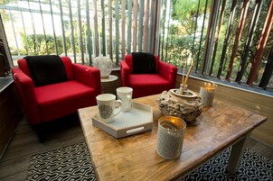 Cortinas blackout, wifi gratis y ropa de cama 